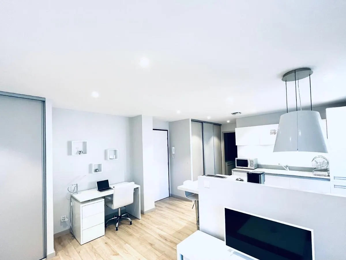 Le White Cosy A 5 Minutes Du Lac Avec Parking Privatif Gratuit Annecy Apartment