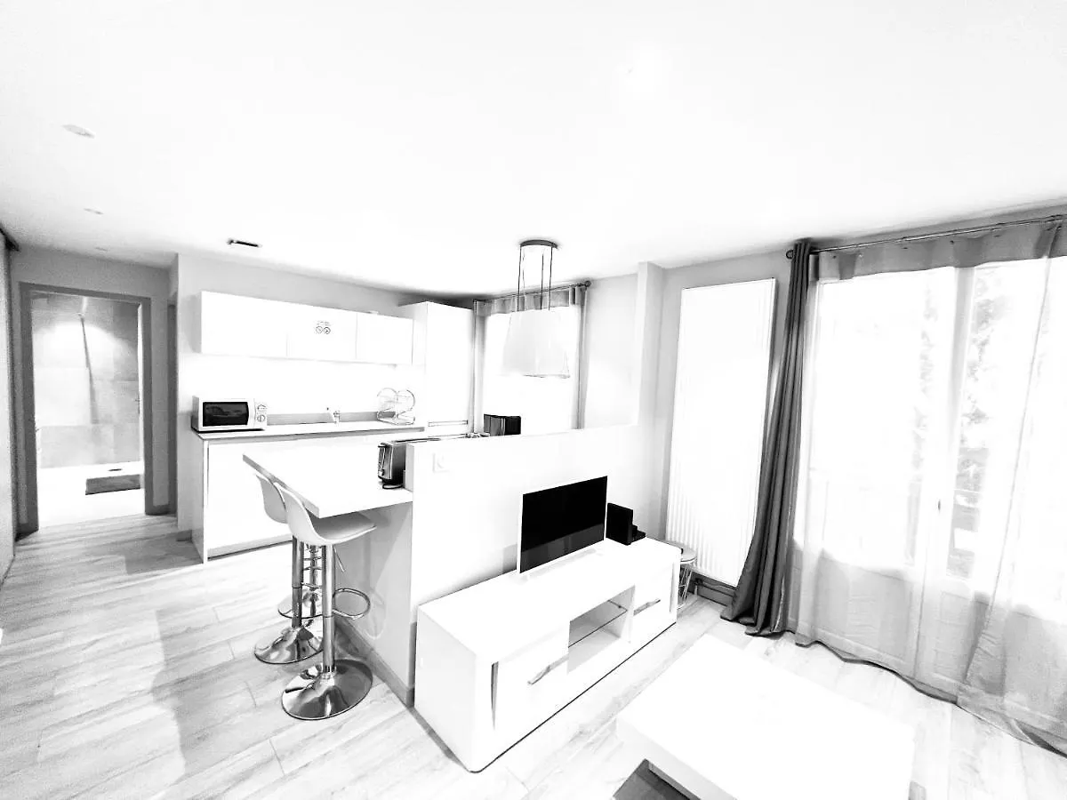 Le White Cosy A 5 Minutes Du Lac Avec Parking Privatif Gratuit Annecy 0*,  France